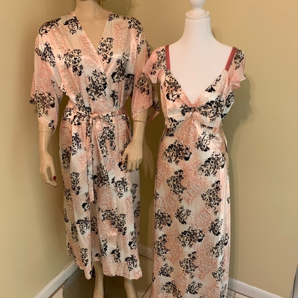 Enchanting nightgown robe set.Sz (14-16). Sleeves sheer split velvet trimmed - Picture 4 of 6